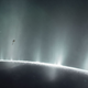 Impresión de un artista de Cassini pasando a través del vapor de Encélado en 2015.